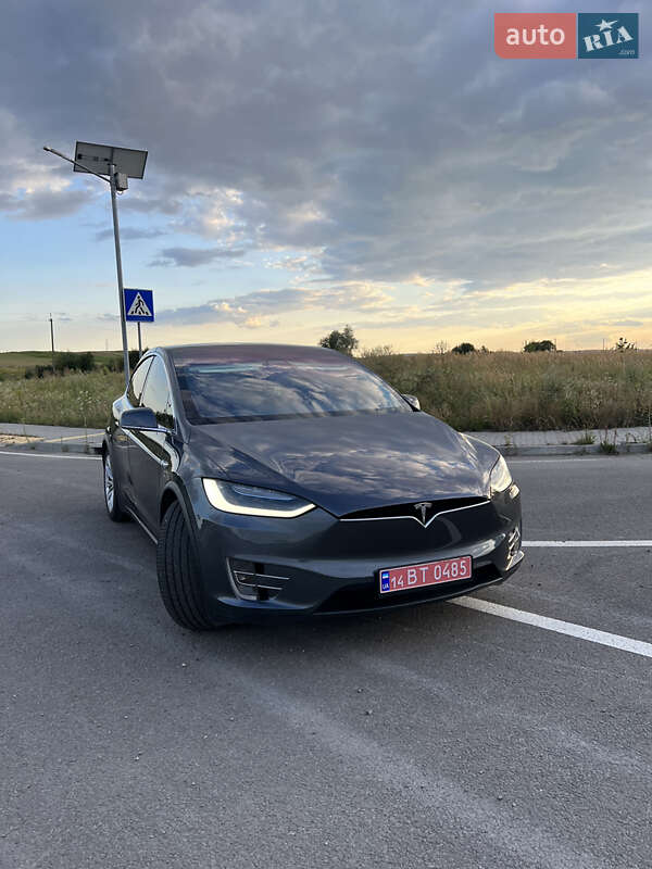 Позашляховик / Кросовер Tesla Model X 2016 в Львові