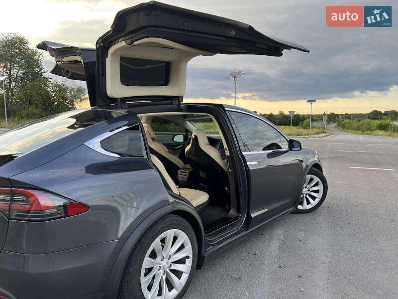 Позашляховик / Кросовер Tesla Model X 2016 в Львові