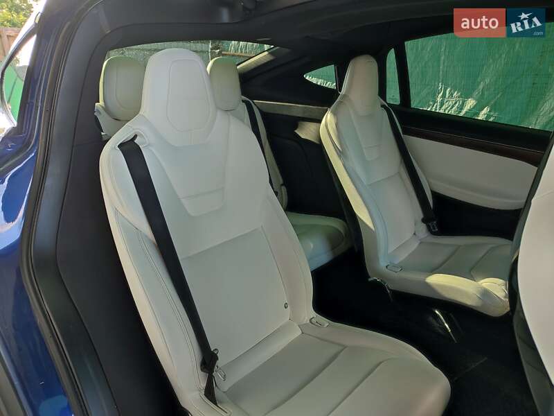 Внедорожник / Кроссовер Tesla Model X 2016 в Синельниково