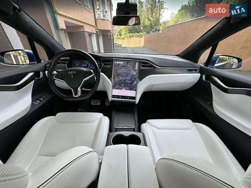 Позашляховик / Кросовер Tesla Model X 2016 в Чернівцях