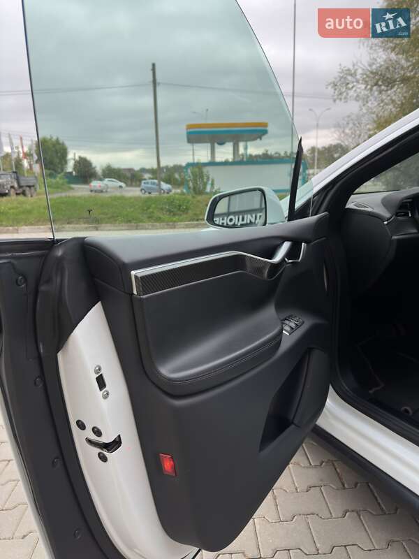 Позашляховик / Кросовер Tesla Model X 2017 в Чернівцях