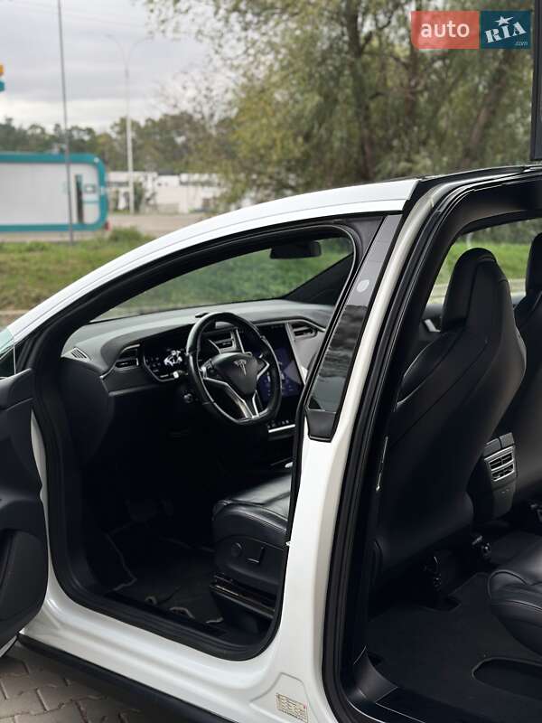 Позашляховик / Кросовер Tesla Model X 2017 в Чернівцях