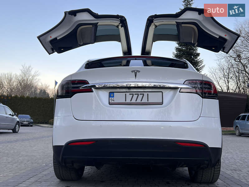 Позашляховик / Кросовер Tesla Model X 2016 в Львові