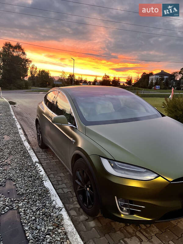 Позашляховик / Кросовер Tesla Model X 2020 в 