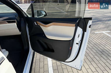 Позашляховик / Кросовер Tesla Model X 2020 в 