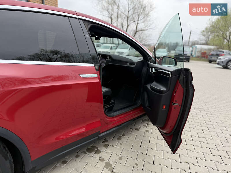 Позашляховик / Кросовер Tesla Model X 2016 в Чернівцях
