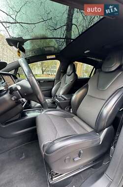 Позашляховик / Кросовер Tesla Model X 2019 в 