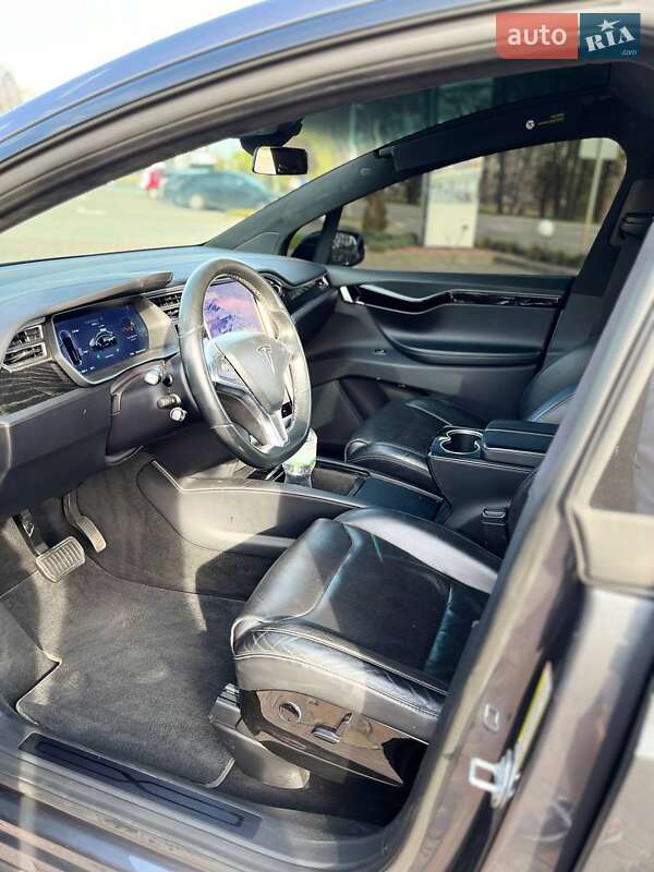 Позашляховик / Кросовер Tesla Model X 2016 в Новояворівську