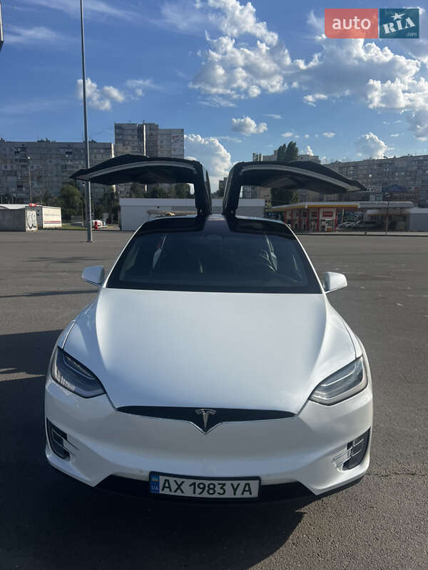 Tesla Model X 2019