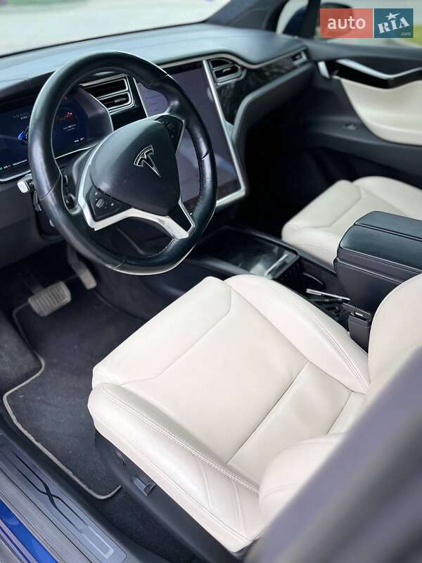 Внедорожник / Кроссовер Tesla Model X 2018 в Новояворовске