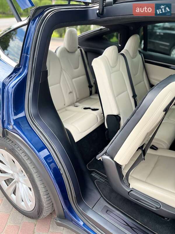 Внедорожник / Кроссовер Tesla Model X 2018 в Новояворовске