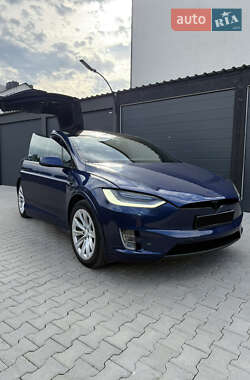 Позашляховик / Кросовер Tesla Model X 2017 в Чернівцях