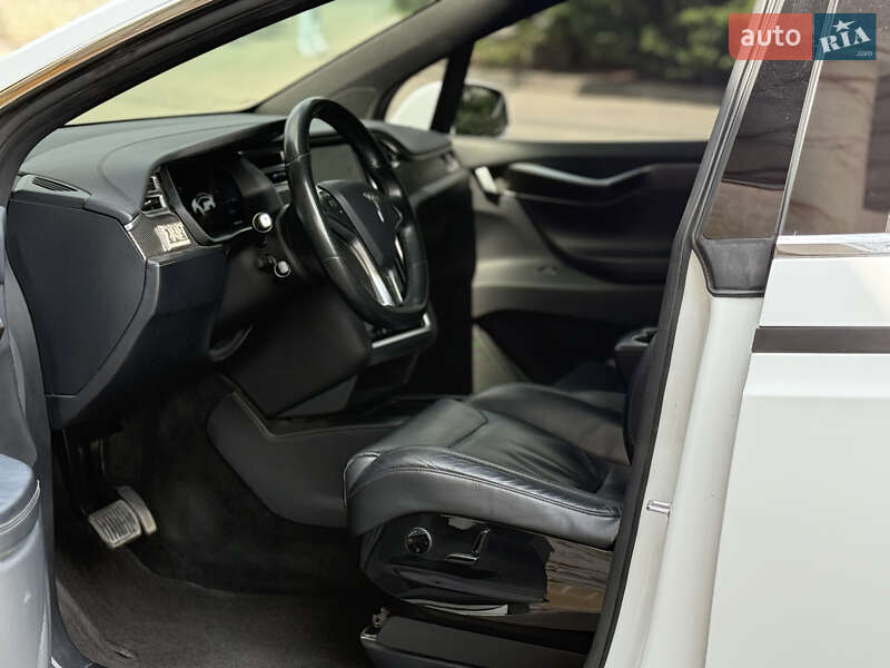 Позашляховик / Кросовер Tesla Model X 2016 в Тернополі