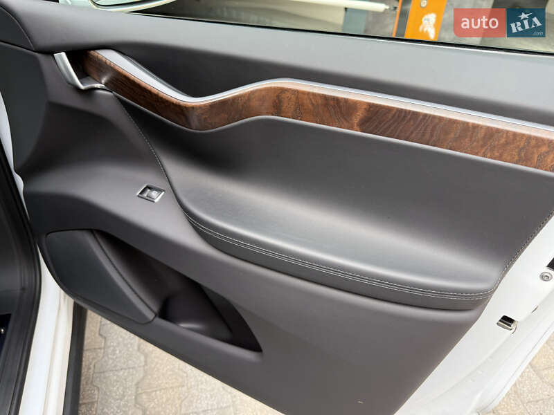 Внедорожник / Кроссовер Tesla Model X 2019 в Киеве