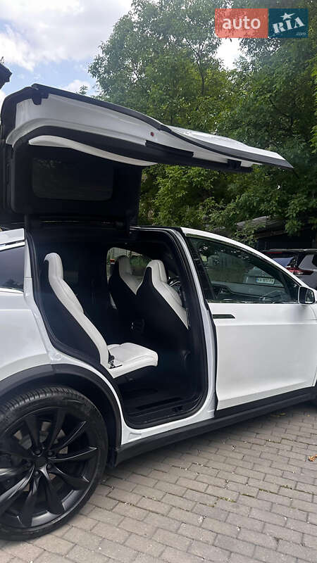 Позашляховик / Кросовер Tesla Model X 2018 в Чернівцях
