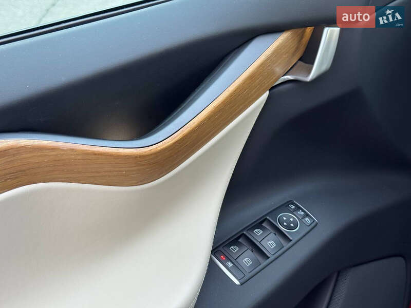 Внедорожник / Кроссовер Tesla Model X 2019 в Киеве
