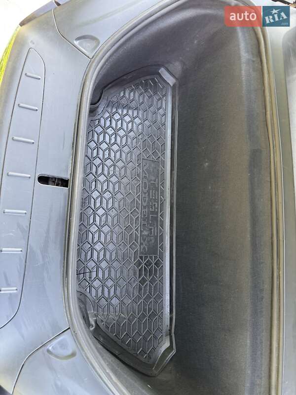 Позашляховик / Кросовер Tesla Model X 2017 в Львові