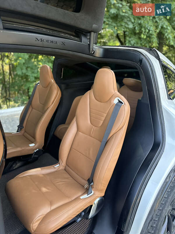 Позашляховик / Кросовер Tesla Model X 2016 в Чернівцях