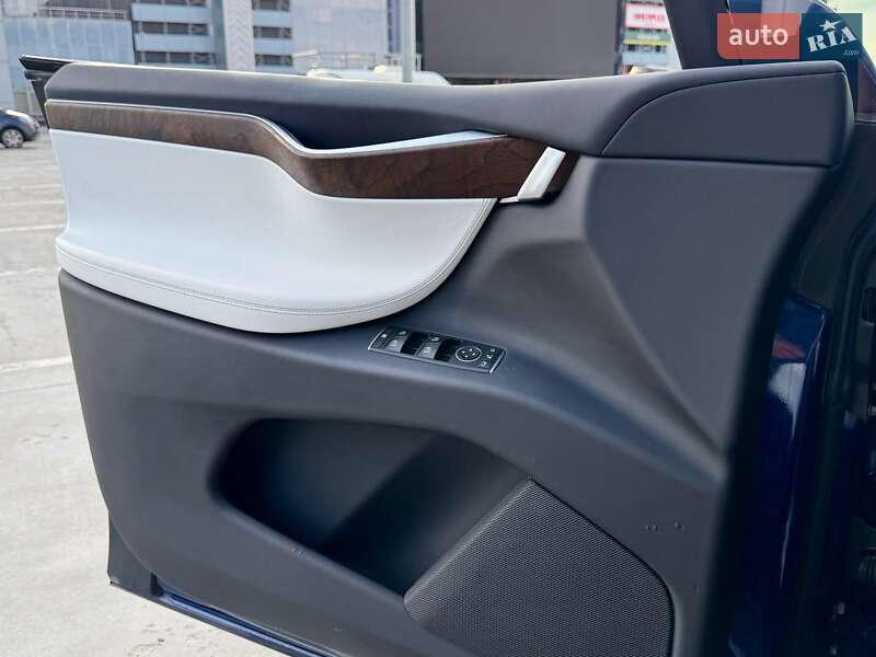 Позашляховик / Кросовер Tesla Model X 2016 в Києві фото 42 Позашляховик / Кросовер Tesla Model X 2016 в Києві