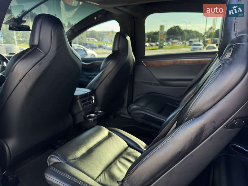 Позашляховик / Кросовер Tesla Model X 2017 в Львові