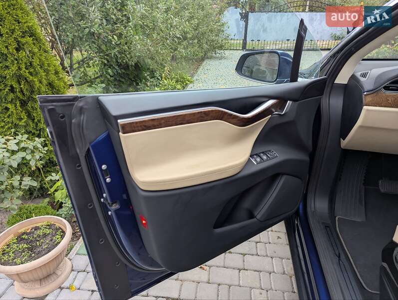 Позашляховик / Кросовер Tesla Model X 2017 в Рівному