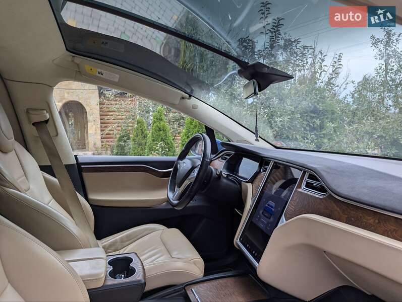 Позашляховик / Кросовер Tesla Model X 2017 в Рівному