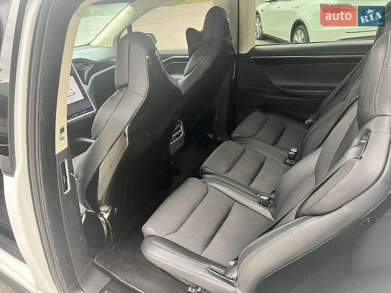 Позашляховик / Кросовер Tesla Model X 2016 в Чернівцях