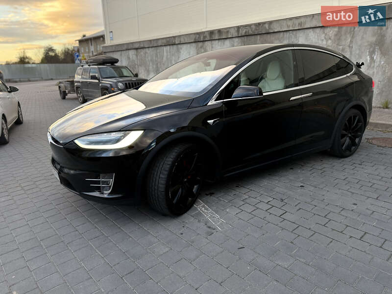 Позашляховик / Кросовер Tesla Model X 2017 в Львові