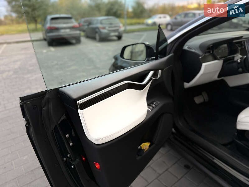Позашляховик / Кросовер Tesla Model X 2017 в Львові