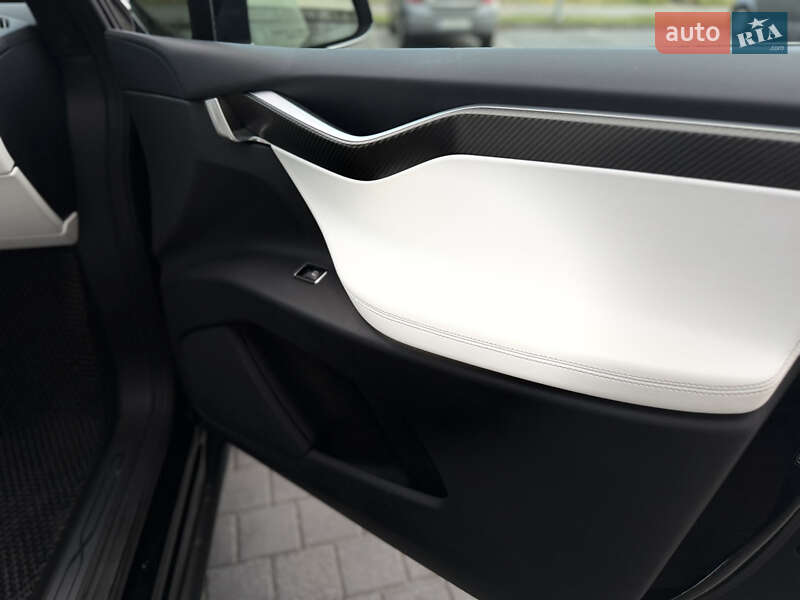 Позашляховик / Кросовер Tesla Model X 2017 в Львові