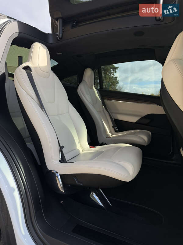 Позашляховик / Кросовер Tesla Model X 2022 в Новояворівську