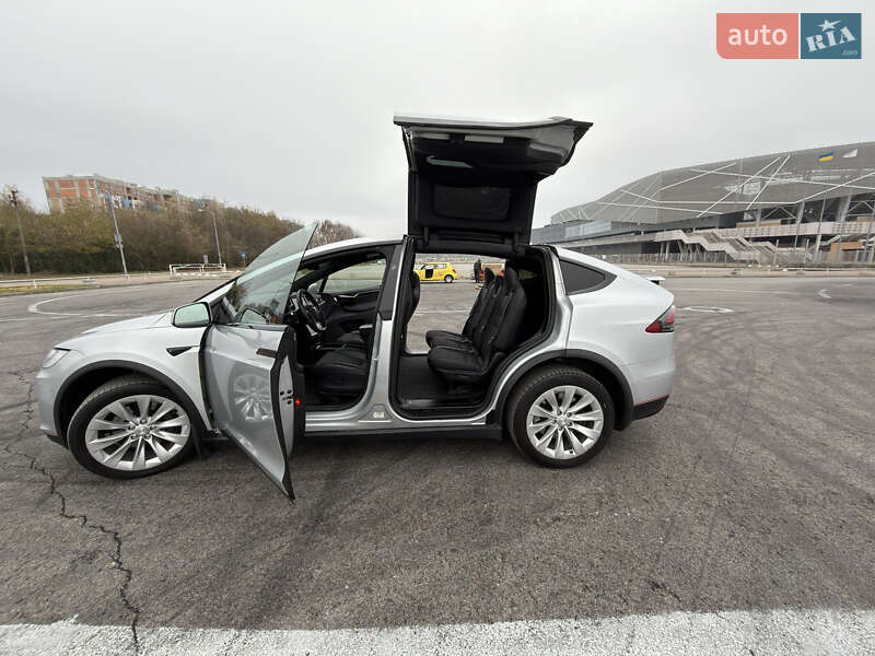 Позашляховик / Кросовер Tesla Model X 2017 в Львові