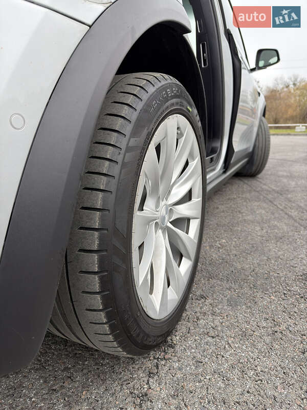 Позашляховик / Кросовер Tesla Model X 2017 в Львові