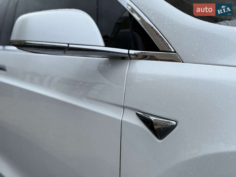 Позашляховик / Кросовер Tesla Model X 2019 в Умані