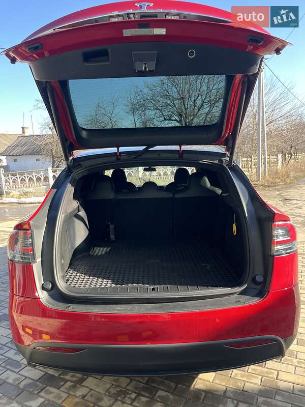 Позашляховик / Кросовер Tesla Model X 2019 в Саврані