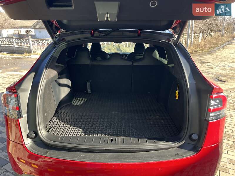 Позашляховик / Кросовер Tesla Model X 2019 в Саврані