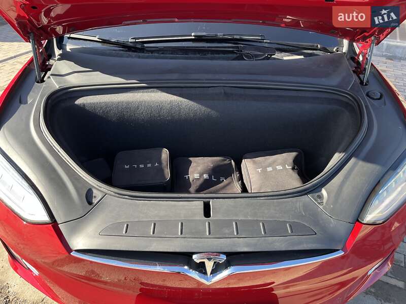 Позашляховик / Кросовер Tesla Model X 2019 в Саврані