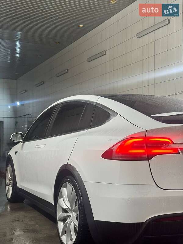 Внедорожник / Кроссовер Tesla Model X 2017 в Сарнах