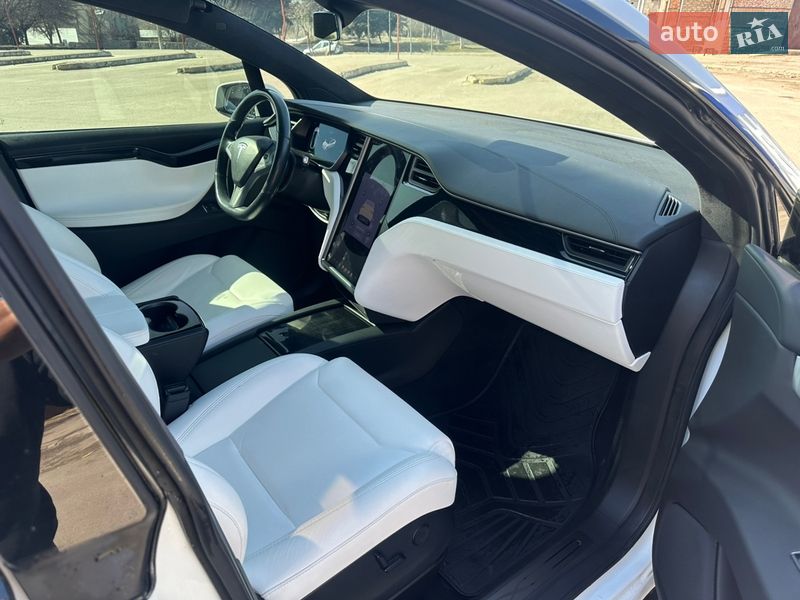 Внедорожник / Кроссовер Tesla Model X 2018 в Валках