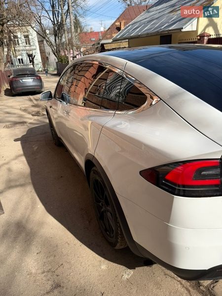 Позашляховик / Кросовер Tesla Model X 2018 в Чернівцях