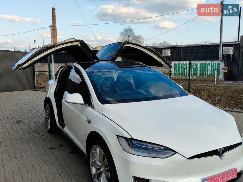 Внедорожник / Кроссовер Tesla Model X 2017 в Сарнах