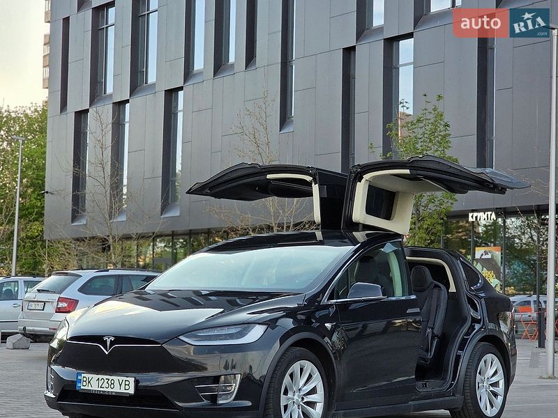 Внедорожник / Кроссовер Tesla Model X 2018 в Ровно
