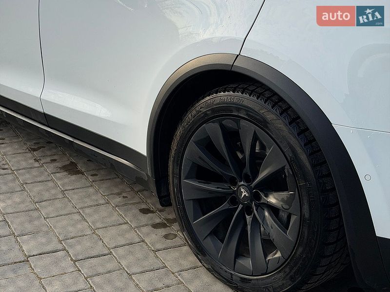 Позашляховик / Кросовер Tesla Model X 2016 в Івано-Франківську