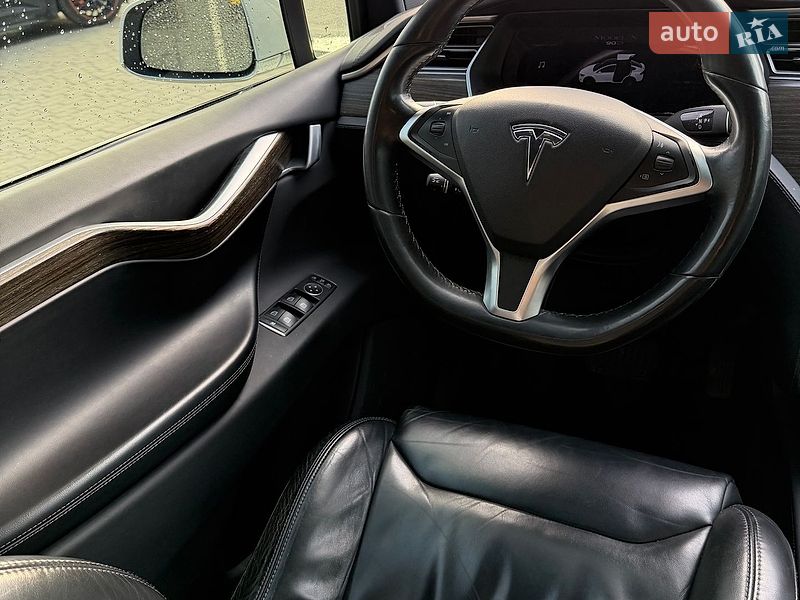 Позашляховик / Кросовер Tesla Model X 2016 в Івано-Франківську