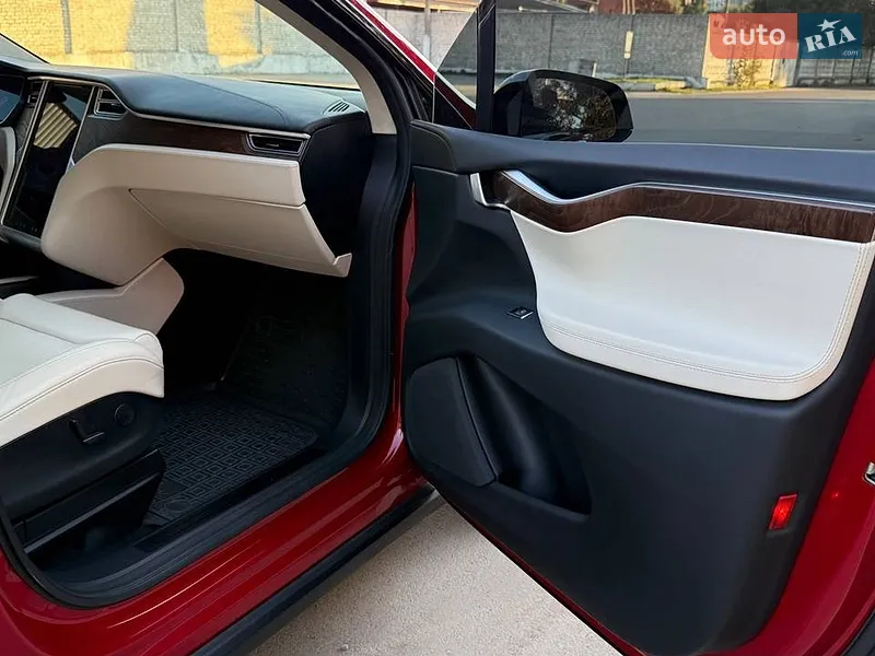 Tesla Model X 2017 VIN 5YJXCDE25HF075510 фото оголошення 34 з 59