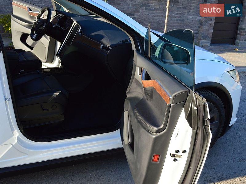 Позашляховик / Кросовер Tesla Model X 2017 в Києві