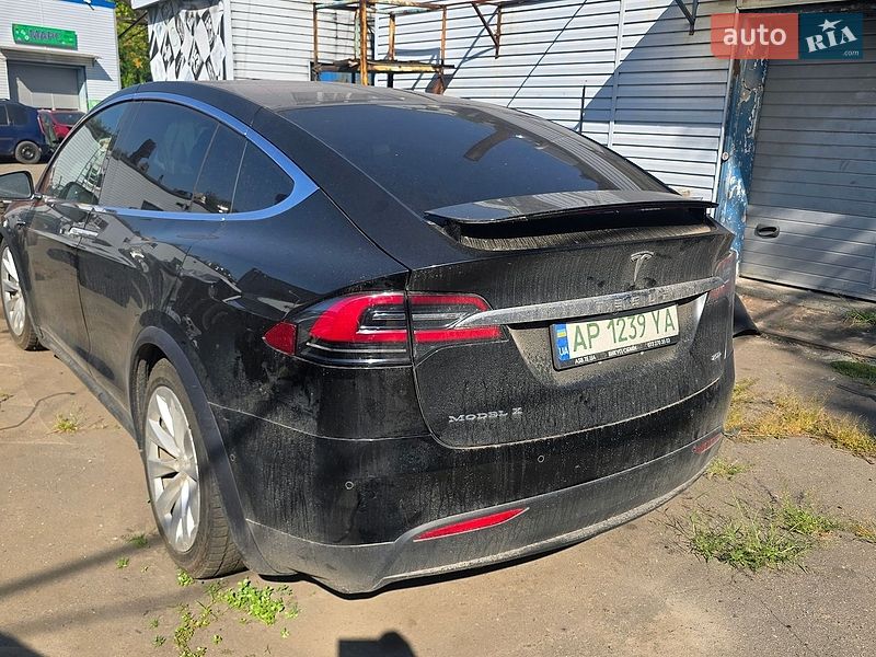 Tesla Model X, фото з оголошення