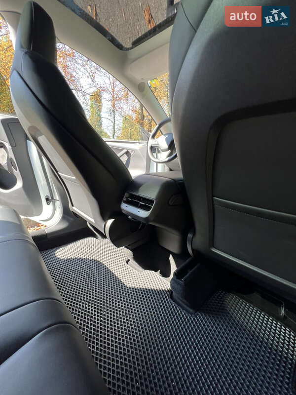 Внедорожник / Кроссовер Tesla Model Y 2022 в Киеве