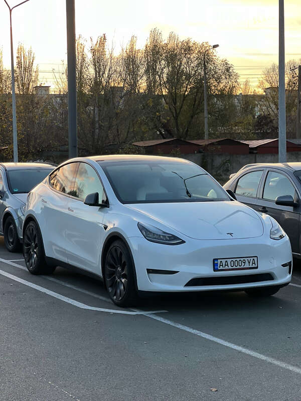 Внедорожник / Кроссовер Tesla Model Y 2020 в Киеве