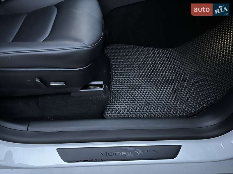 Внедорожник / Кроссовер Tesla Model Y 2023 в Ровно